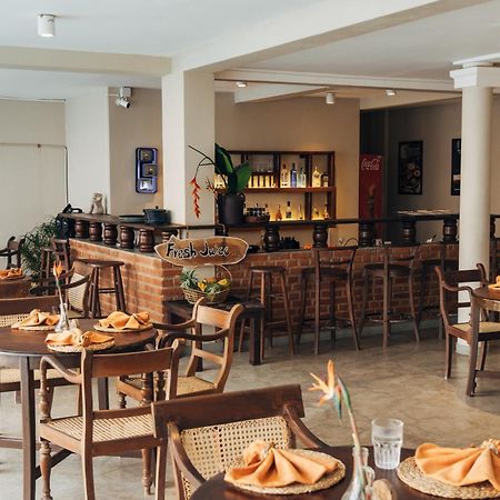 Neevana Hotel Хіккадува Екстер'єр фото