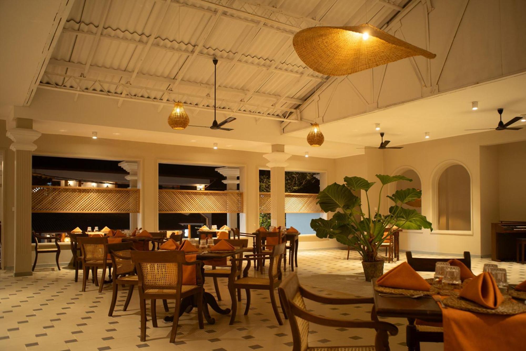 Neevana Hotel Хіккадува Екстер'єр фото