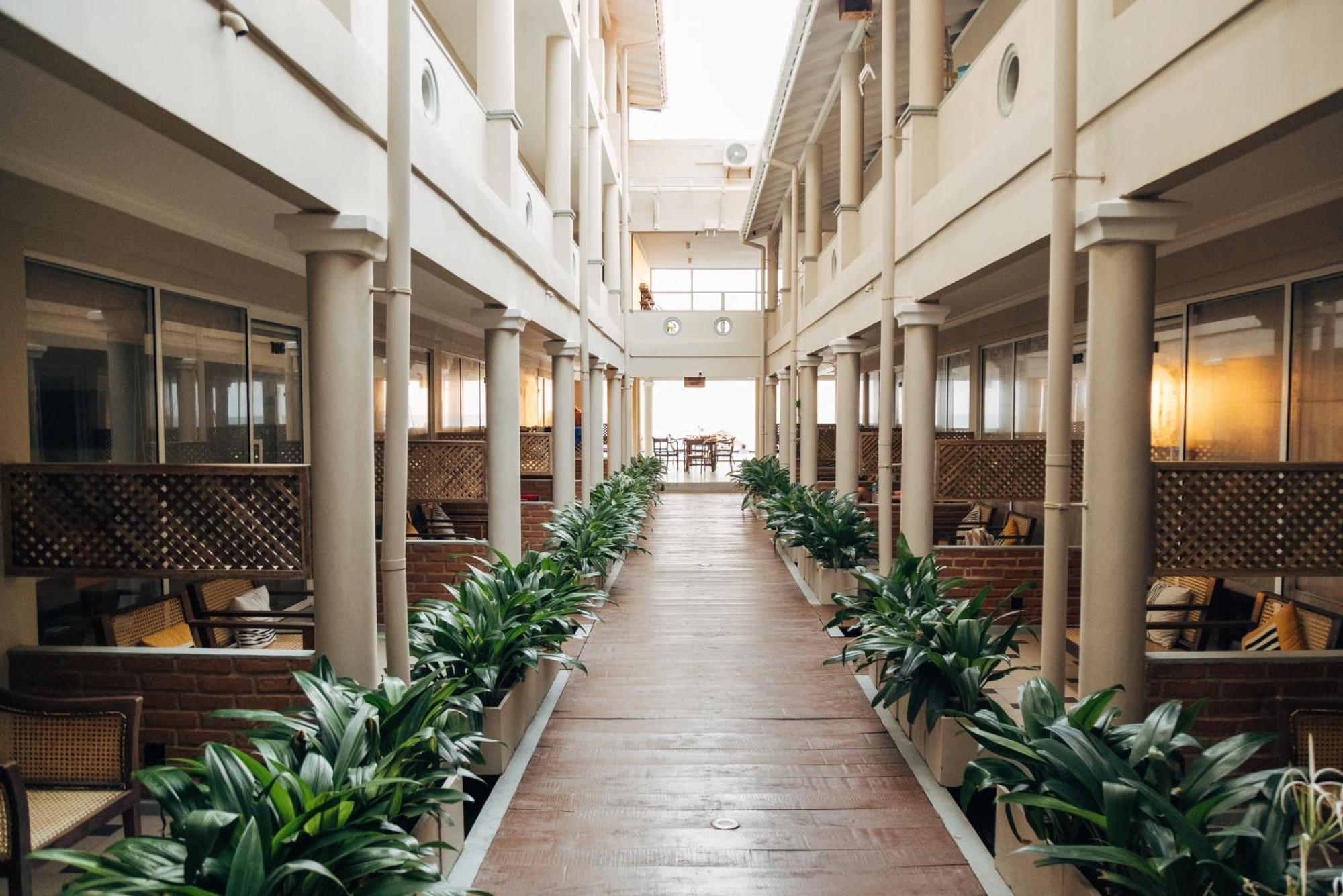 Neevana Hotel Хіккадува Екстер'єр фото