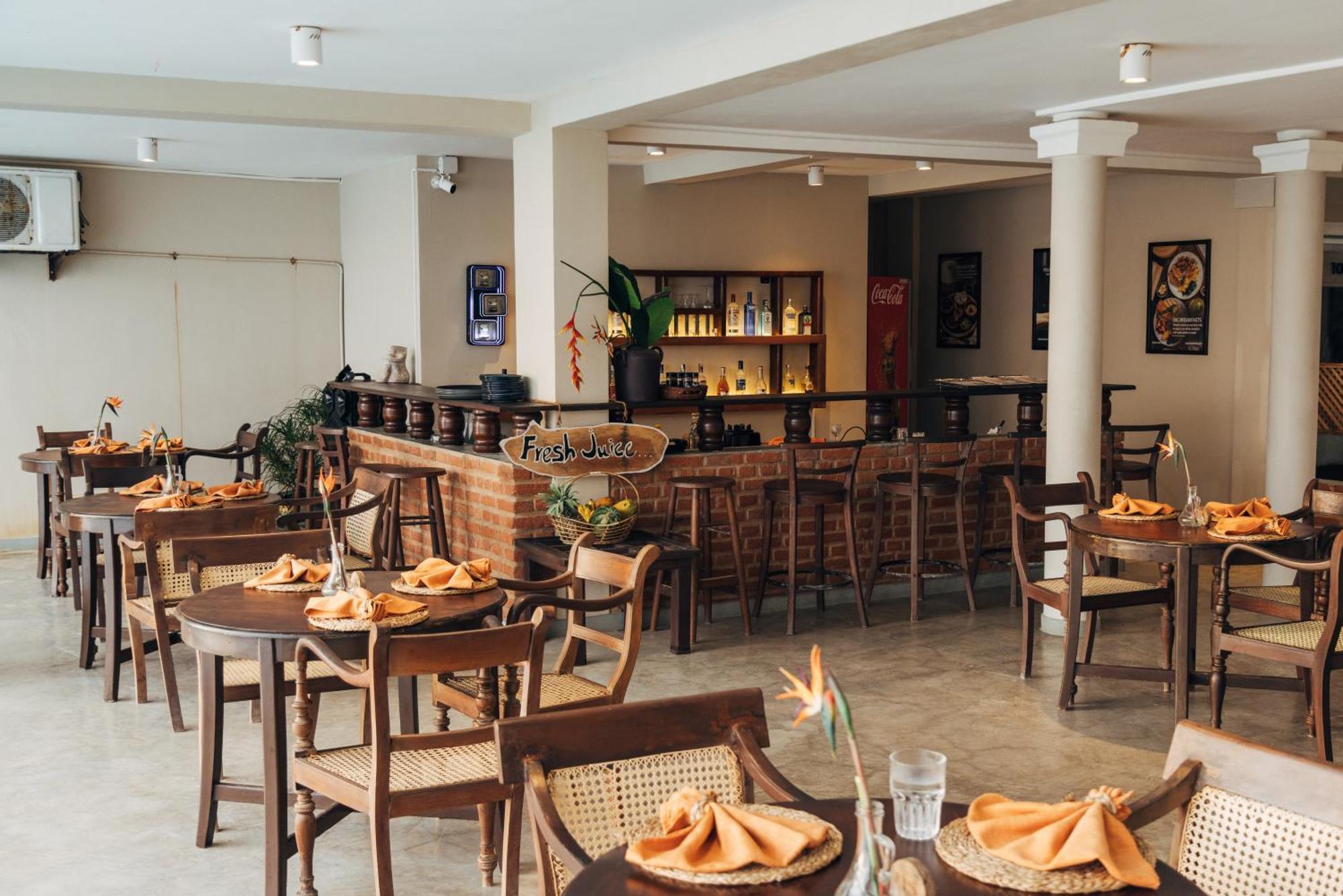 Neevana Hotel Хіккадува Екстер'єр фото
