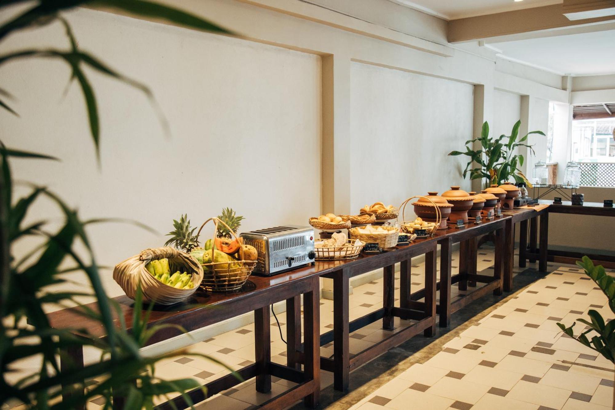Neevana Hotel Хіккадува Екстер'єр фото